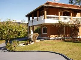 Casa de Fazenda Histórica, Mergulhada na Natureza, com Vista Panorâmica Deslumbrante e Grande Varanda a 2 km do Centro