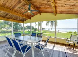 Lake Dora Escape Canal Access and Seaplane Sights!、タバレスのホテル