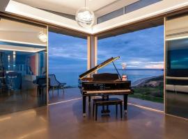 Luxe Haus - Exceptional Views NobleBNB, hotel in Moana