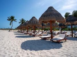 2BR Beachfront Exclusive Condo w/ Top Features, Hotel in Cancún