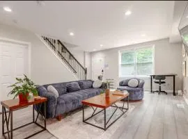 Stylish 3BR Townhouse with Backyard,and Easy Parking