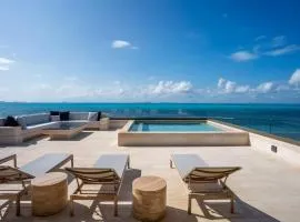 Private Rooftop Honeymoon Suite w/ Private Jacuzzi