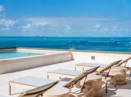 Private Rooftop Honeymoon Suite w/ Private Jacuzzi