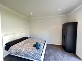 Spacious Queen Room next to Station and Shopping Centre - SH2