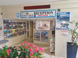 Macrossan House Boutique Holiday Apartments, beach hotel in Port Douglas