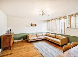 Spacious & stylish 3 bed duplex flat in London