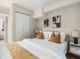 DT Gym Pool Rooftop 5 min walk to Stadiums, hotel em Cincinnati