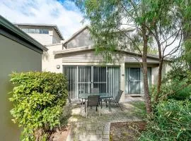 Maggies Beach House - Relaxed Stay Near the Beach
