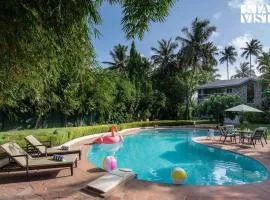 StayVista at Waves by the Beach with Beach Access, Pool, Lawn