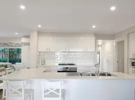 The panorama retreat- sleeps 12, aircon, brand new, great multifamily stay, beach, wineries, golf