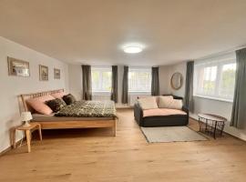 Apartmány Žlutý dům, Hotel mit Pools in Troskovice