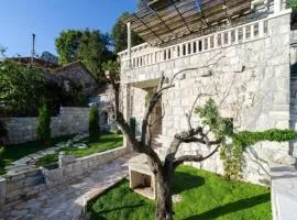 Villa Falcon Rook - Four-Bedroom Villa with Terrace and Swimming Pool