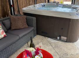 2 Bed Rural Retreat in Dorset Includes a private Hot Tub and cosy wood burner, hotel with hot tubs in Horton