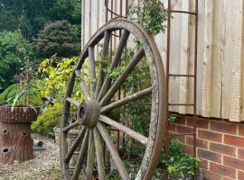 Pet Friendly Winter Retreat with Hot Tub and Alpacas in Wimborne Dorset, hotel in Horton