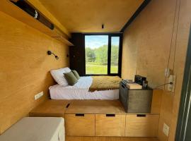 Parcel Tiny House l'Atrée au bord d'un étang, tiny house in Saint-Martin-des-Champs