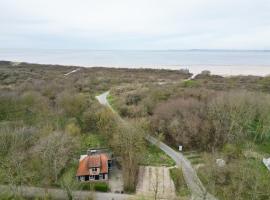 Vakantiewoning Hosa Semna in de duinen van Vrouwenpolder, hotel in Vrouwenpolder