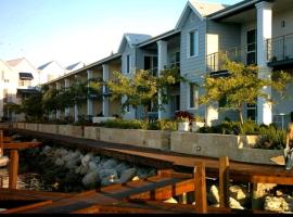Waterfront Hideaway with Pool, Spa & BBQ Area jetty available, hotel spa a Mandurah