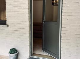 Ruime suite met privé ingang en badkamer, готель у місті Генк