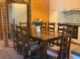 Forest & Lake House, casa de campo em Uisenteş