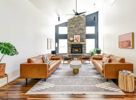 Luxury Mountain Retreat - 4 King Suites & Hot Tub, chal&eacute; alpino em Knoxville