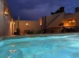 Riad E&J privatif, Marrakech Médina, 5 ch climatisées, piscine chauffée, PDJ offerts