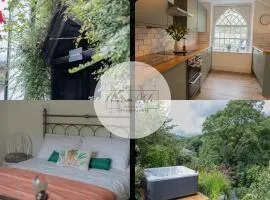 Stylish and spacious four-bedroom cottage by the river Eco-friendly hot tub, cozy open fireplace Beautiful view