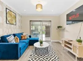 Large Stylish 6 bedroom in Wembley - Parking
