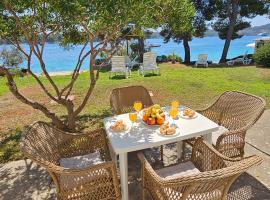 Beach front with Swimming Pool, Illyria Resort Apt 102، فندق في ميلنا