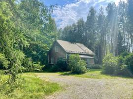Riverfront Retreat Willa Taimen with wooden sauna & wild nature, hotel i Läsäkoski