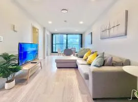 High-Floor 2BR Apt with Stunning Sky Tower Views