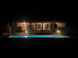 Villa, 4 people with private pool – hotel w mieście Collorgues