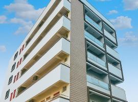 TrueLife Presidential Suites - 3BHK Luxurious AC Apartments - Modular Kitchen, RO water system, Microwave - Super fast WiFi, 55 Smart TV, 250 Airtel Channels - 3 bathrooms - Parking - Nearby PS4, A2B pure veg restaurants - Top service with lots of love, alojamiento con cocina en Tirupati