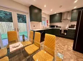 Stunning 4 Bedroom, Sleeps 9, Centre Of Telford