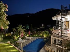 Grande Villa 350 M2, piscine chauffée vue mer et collines, CAVALAIRE sur mer, 10 personnes, hotel i Cavalaire-sur-Mer