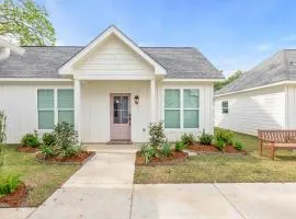 Fairway Cottage 2BR Retreat Near Sportsplex