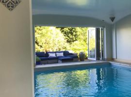 Rural farm stay with stunning indoor pool, hotel in Billingshurst