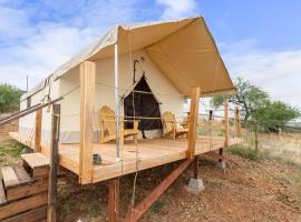 Settle Into a Cozy Old West Cabin Tent Escape ที่พักสไตล์เต็นท์ในทูมสโตน