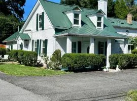Across The INN Entire Colonial House with lovely porch & extremely fast Wi-Fi