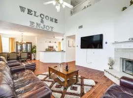 3 Mi to DFW Pet-Friendly Euless Home