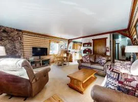 Lazy Bear Barn - Family-Friendly Mountain View Cabin with Wi-Fi, Fireplace, & Deck