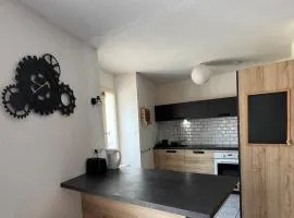 Downtown apartment - quiet & rooftop views