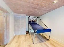 Big Bear White Skies ~ Fantastic cabin with fireplace, game room, mountain view, & hot tub