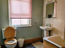 Valla Haven Serviced Private Room in Northampton Centre with WiFi