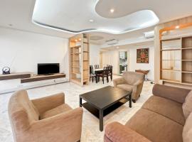 Large & Luxury Menteng Apt 3BR Pool, Gym Wi-Fi, ξενοδοχείο στην Τζακάρτα