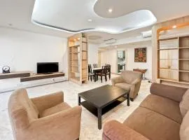 Large & Luxury Menteng Apt 3BR Pool, Gym Wi-Fi