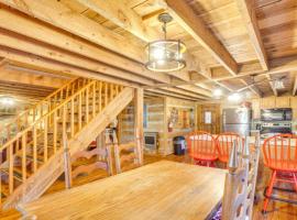 Bear In Flannel Cabin Hot Tub, hotel i Townsend