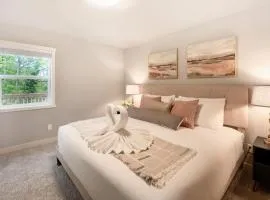 Chic 3BR 2BA Duplex w Serene View BBQ near airport