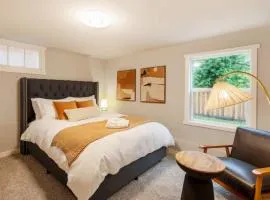 Modern Cozy Bright 2BR Lower Unit w private entry
