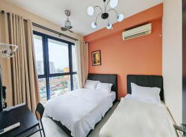 Georgetown 2BR Luxury Condo Unbeatable Night View Infinity Pool Attractions Food Fully Equipped，位于峇六拜的分契式公寓