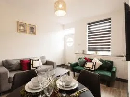 2 Bed 2 Bath Home, Garden, Parking, Sleeps 6, Fast Wifi, Smart TV